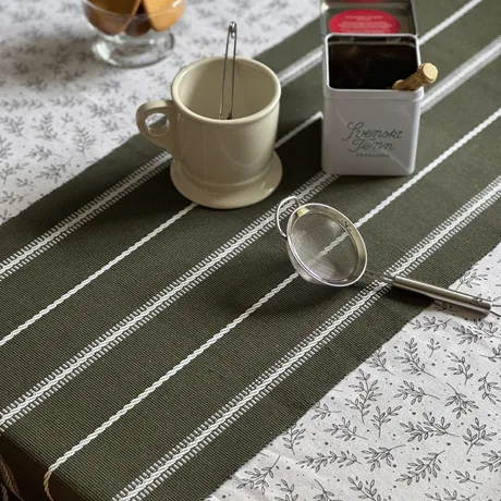 Recycelter Tischläufer Herman, Olivgrün/Weiß