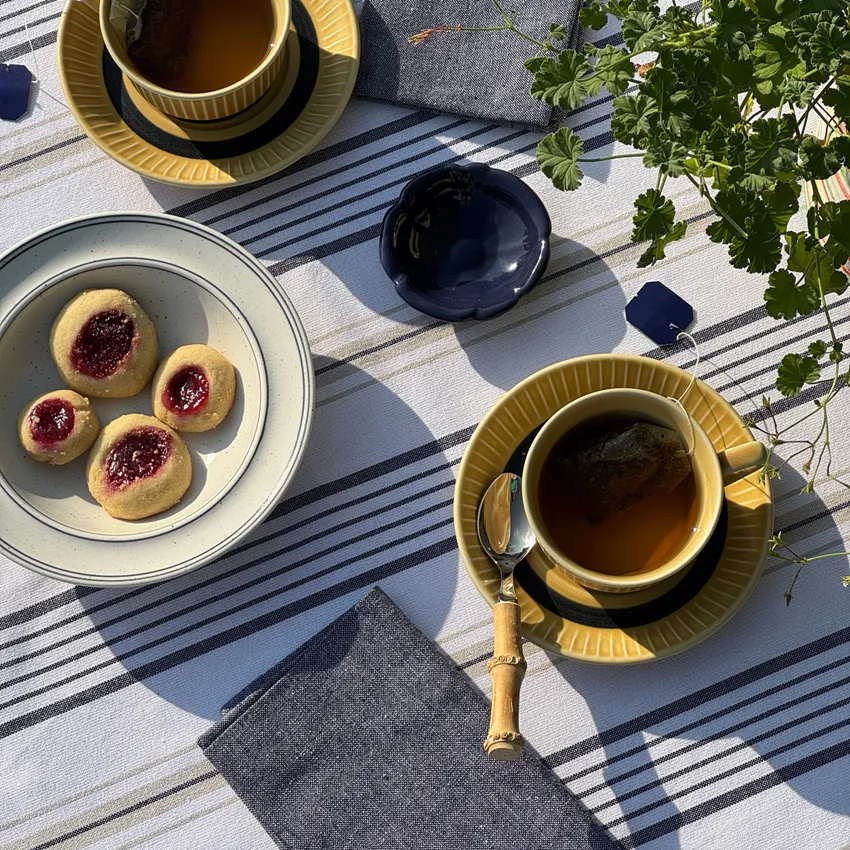 Recycelte Tischdecke Tom, Weiß/Navy Blau