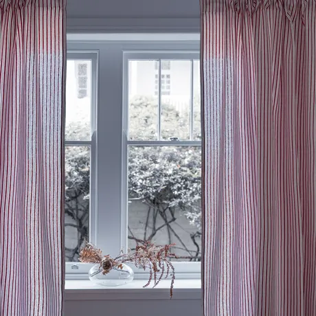 Recycelte Gardine Alf 2er-Pack, Dunkelrot/Weiß