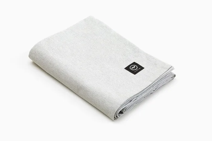 Recycelte abwischbare Tischdecke Hedvig, Grau/Weiß