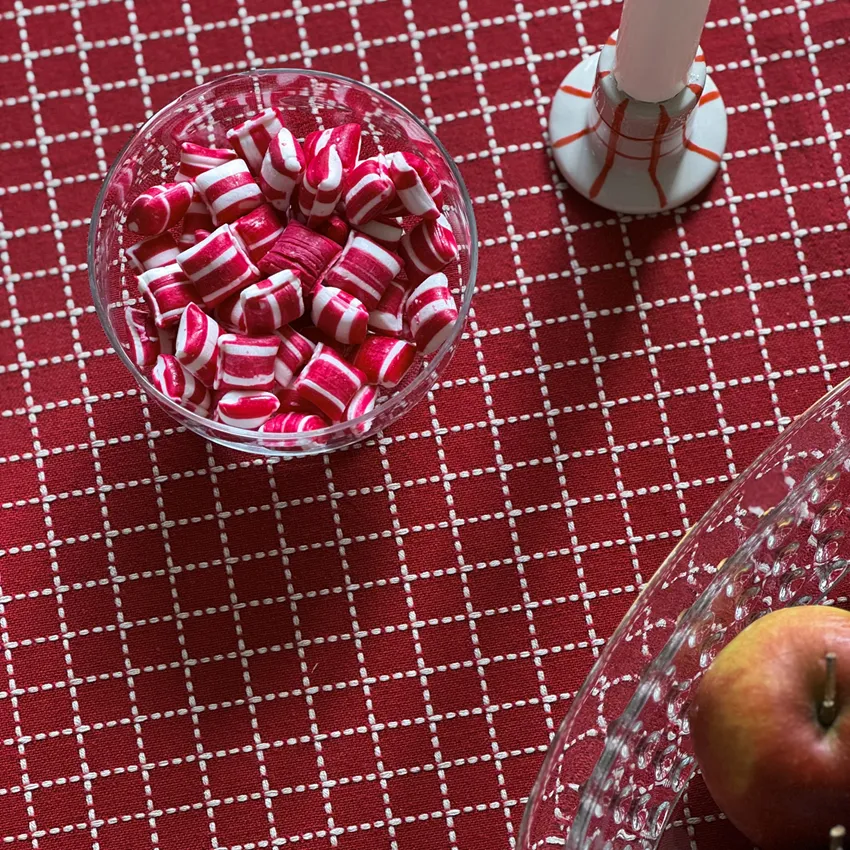 Recycelte runde Tischdecke Lova, Dunkelrot/Natur