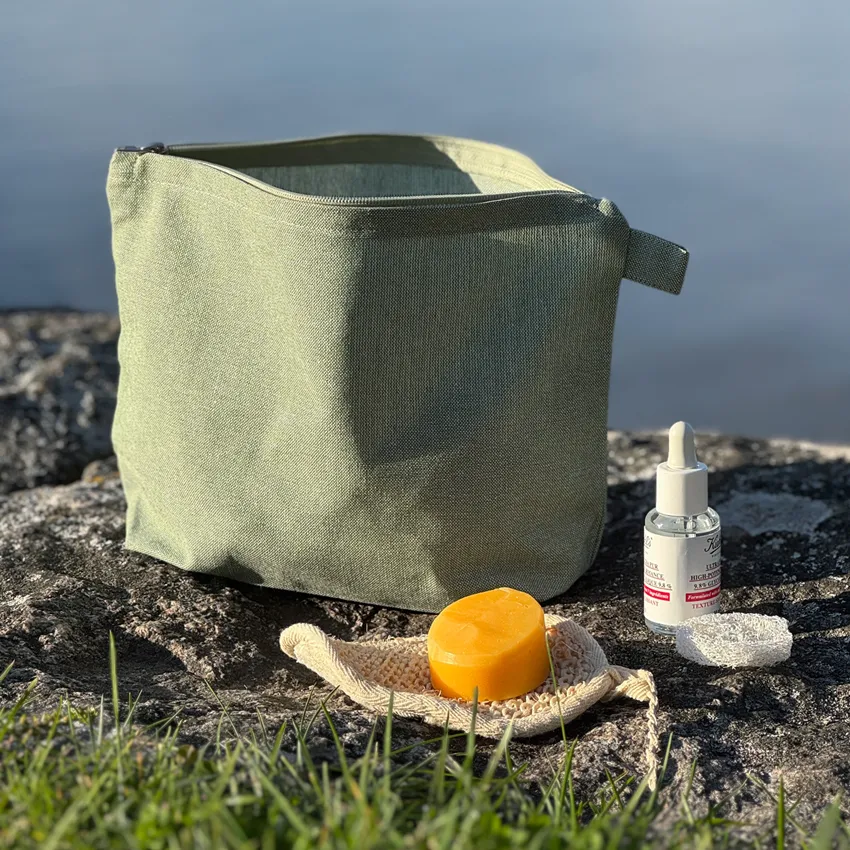 Recycelte Kulturtasche Elin, Grün/Weiß