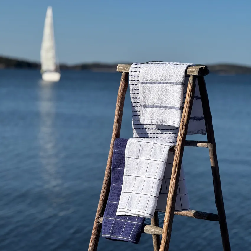 Toalla Visby, Clasificación 4, Azul marino/Blanco