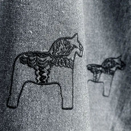 Torchon de cuisine recyclé Sjurberg, Broderie noire, Gris foncé/Gris