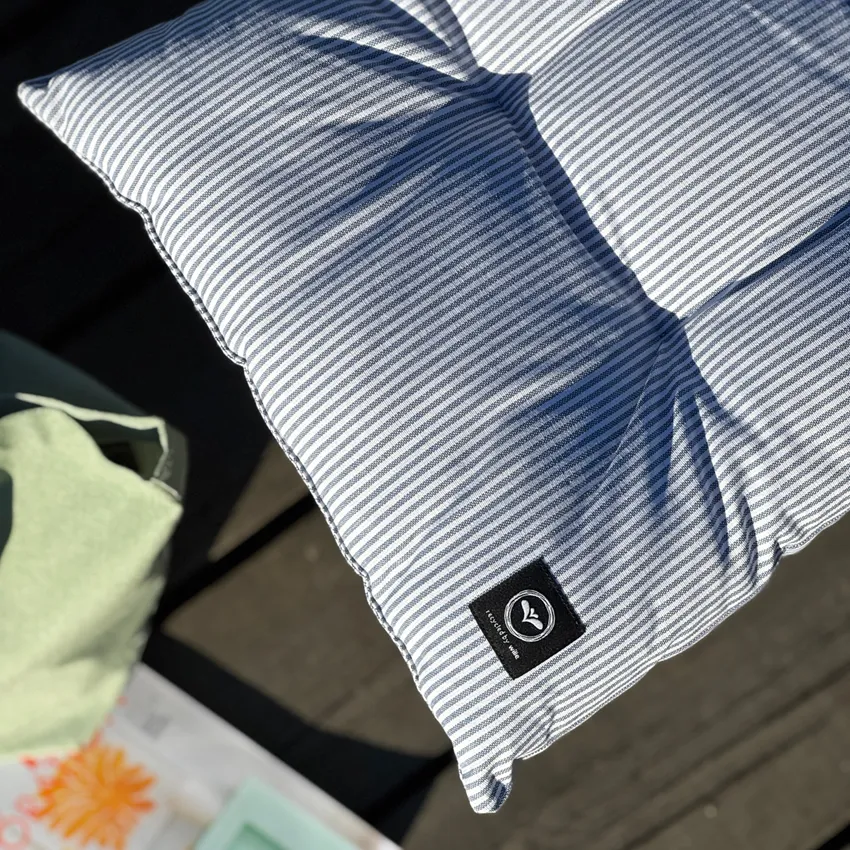 Coussin de banc recyclé Bosse, Nettoyable d’un coup d’éponge, Gris bleu/Blanc