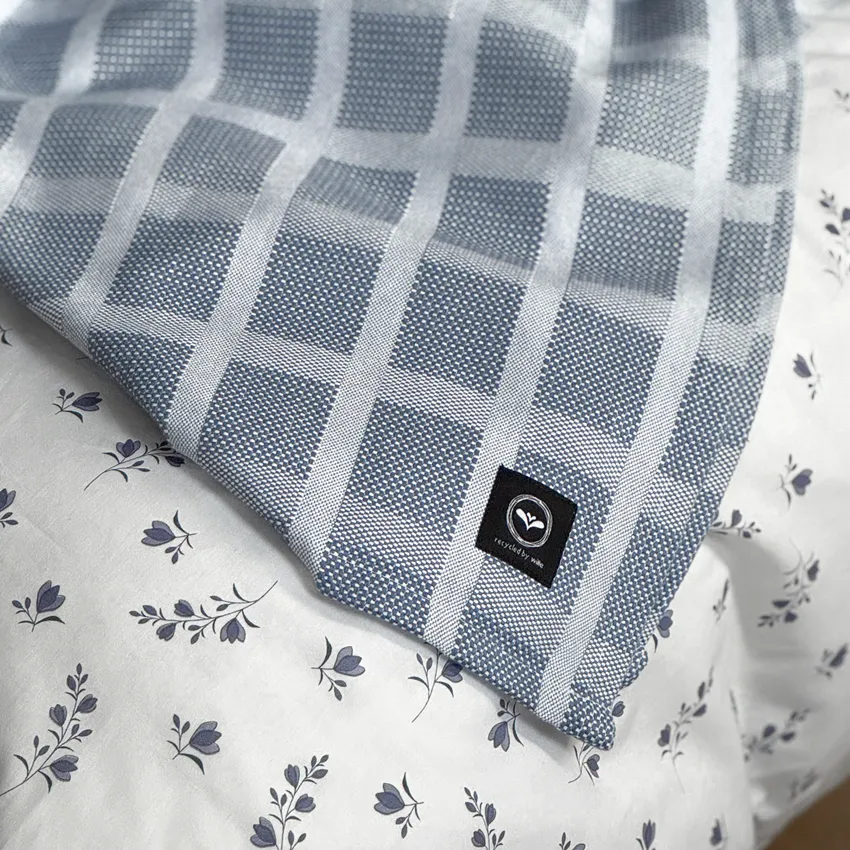 Recyclé Couvre-lits Bodil, Gris bleu/Blanc