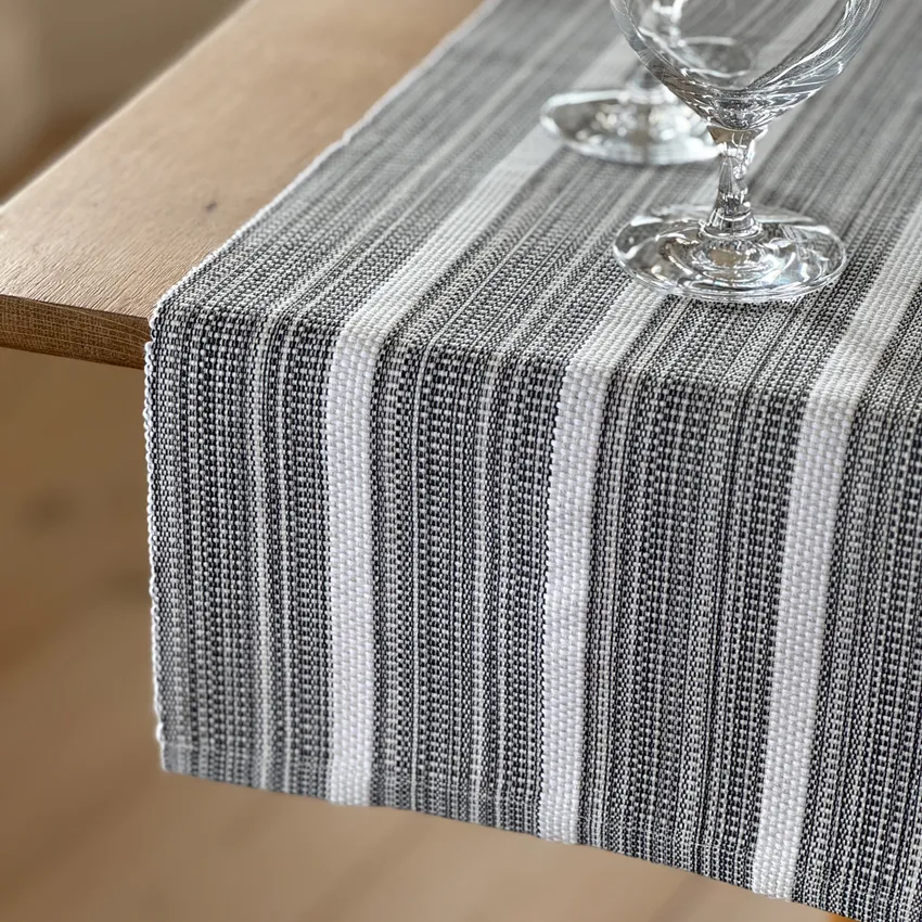Recyclé Chemins de table Tuva, Gris foncé/Écru