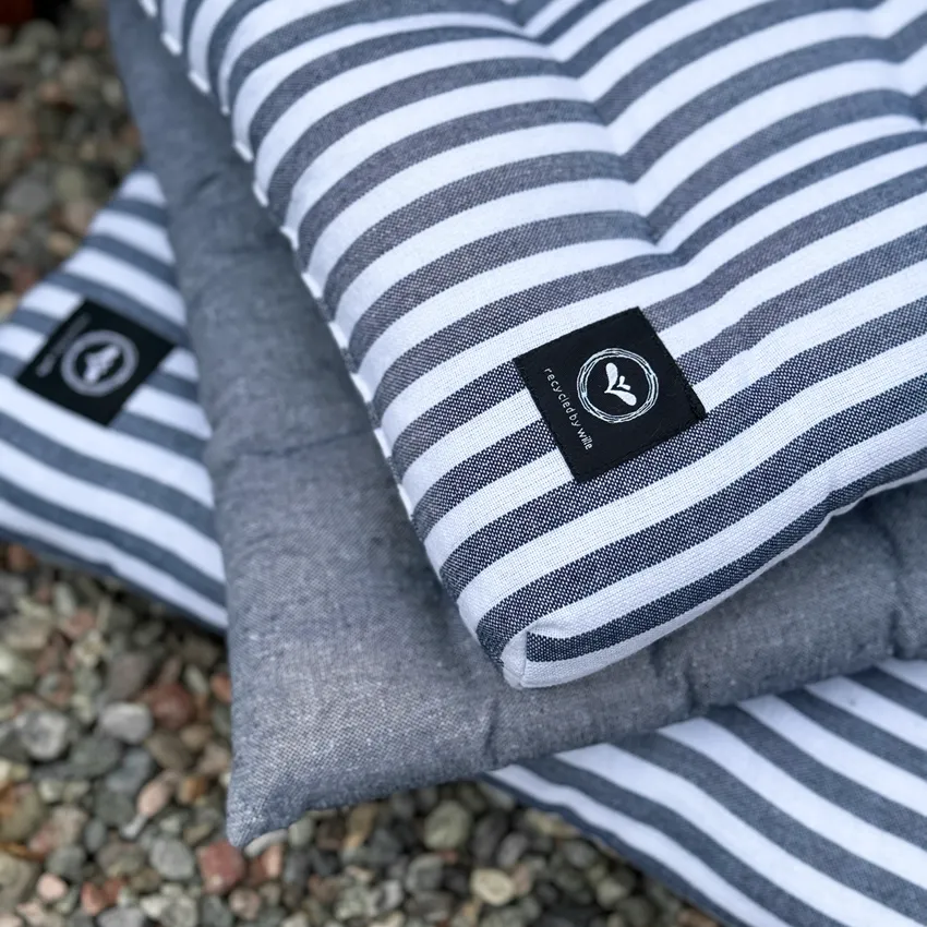 Cuscino per panca riciclato Vera, Facile da pulire con un panno, Blu navy/Bianco