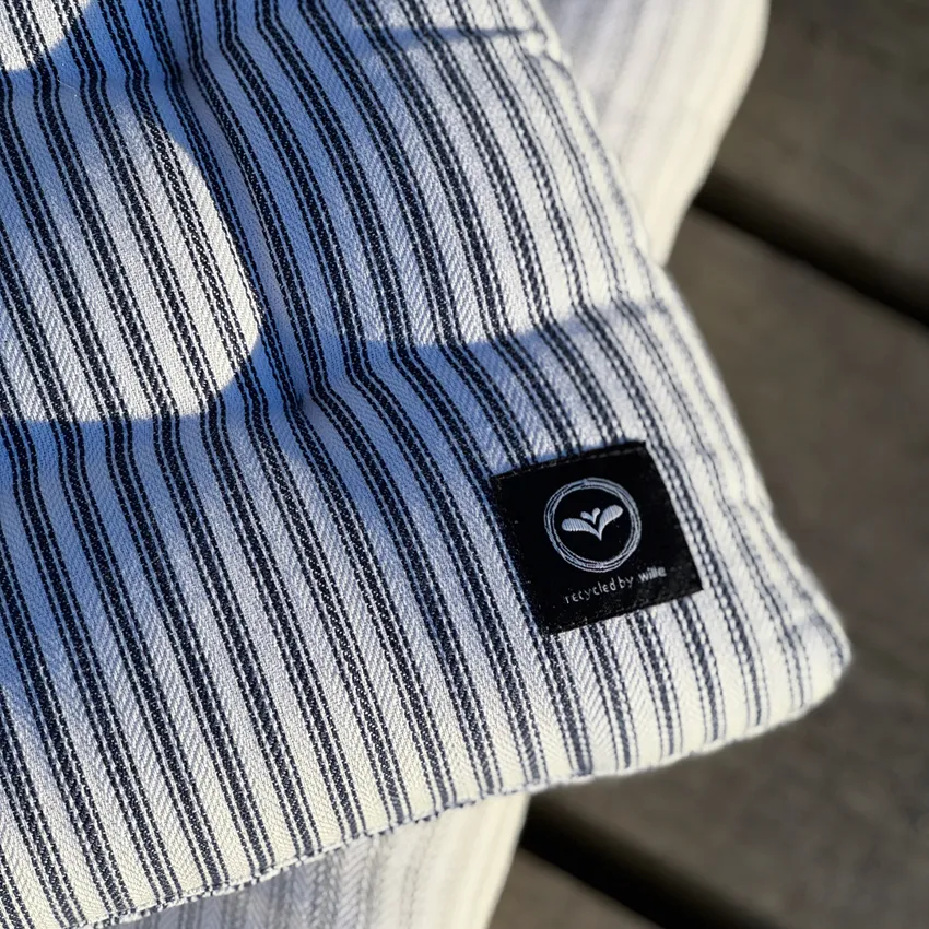 Cuscino per panca riciclato Lina, Blu navy/Bianco