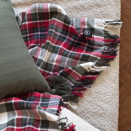 Återvunnen Pläd Hilda, Mörkröd/Olivgrön