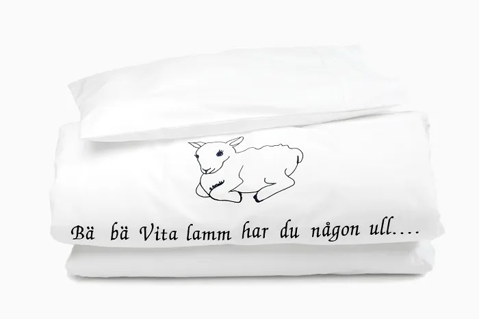 Ekologiskt Babypåslakanset 2-dels “Bä bä vita lamm”, Vit